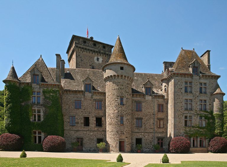 1200px Chateau de Pesteil 768x564